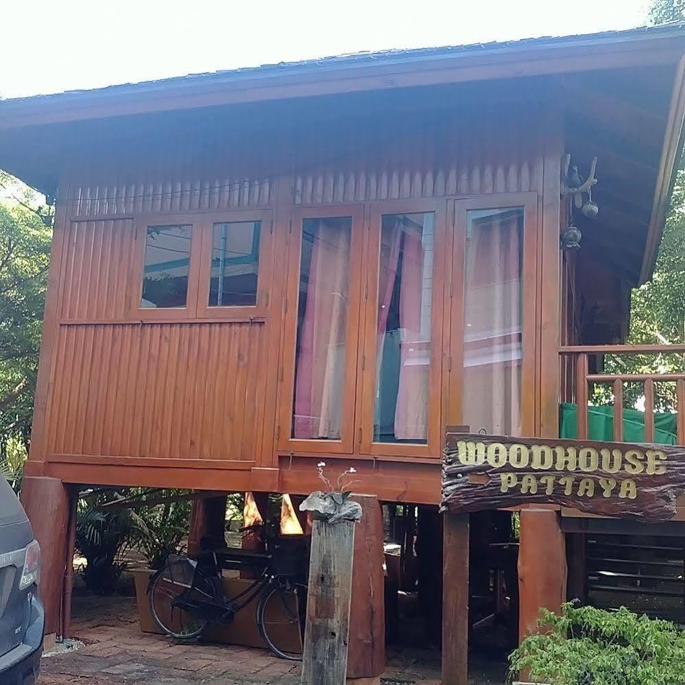 Hotel Wood House Pattaya Exterior foto